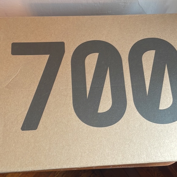 Yeezy 700 V3  size 5-1.2 - Picture 6 of 6